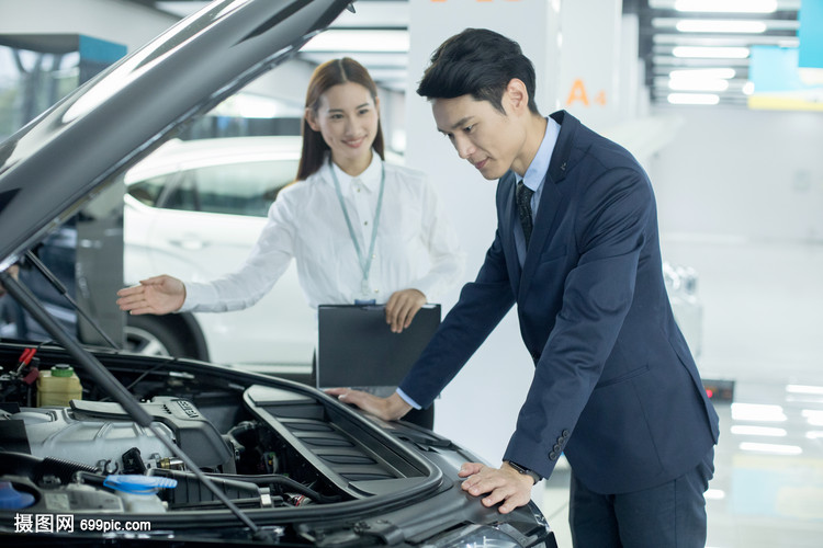 汽車銷售服務人員為客戶介紹汽車